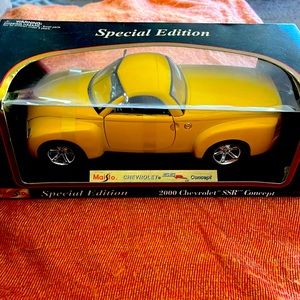 Maisto 2000 Chevrolet SSR Concept 1:18